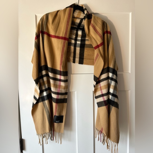 Lord and Taylor scarf/shawl - Picture 3 of 4